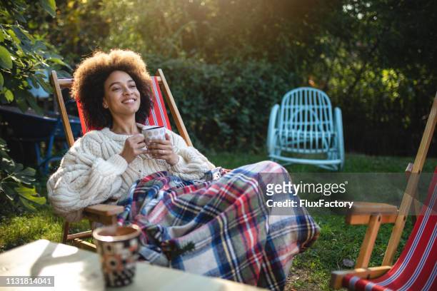 serene frau genießt einen sonnigen tag im freien - tea outdoor stock-fotos und bilder