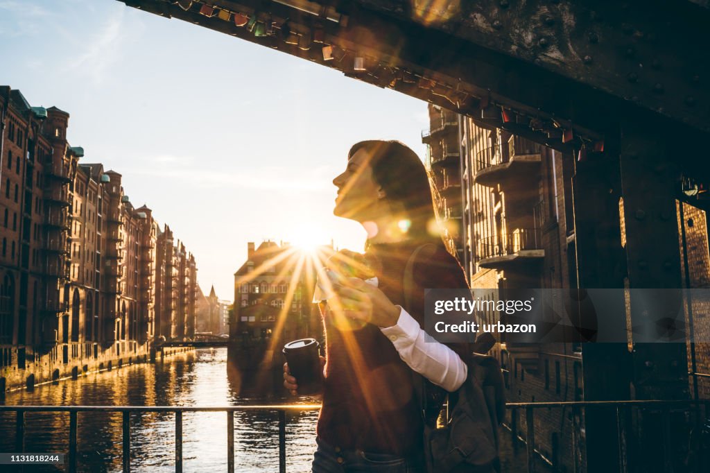 Vrouw Exploring Hamburg Old Town