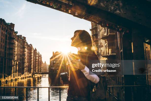 vrouw exploring hamburg old town - speicherstadt stockfoto's en -beelden