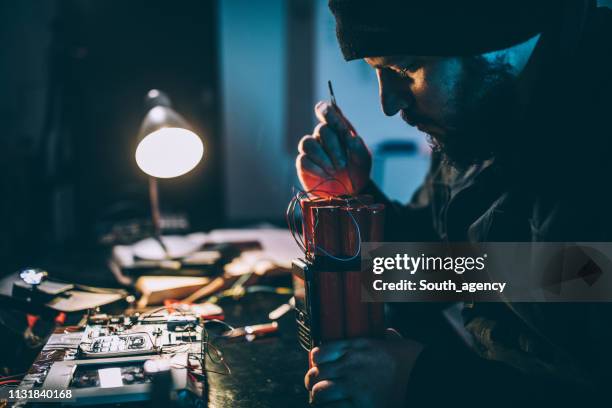 hombre que hace la bomba - bomb fotografías e imágenes de stock