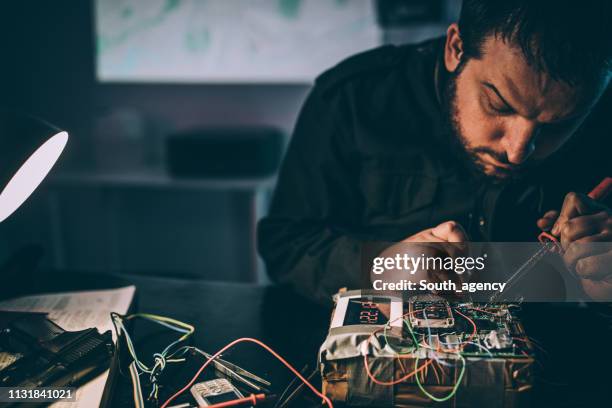 hombre que hace la bomba - material-explosivo fotografías e imágenes de stock