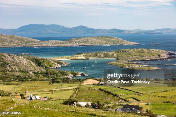dramatic coastline of the famous ring of kerry near catherdaniel, ireland - anillo de kerry fotografías e imágenes de stock