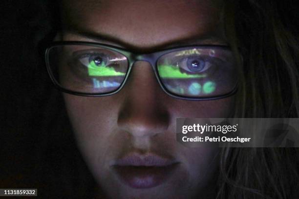 een volwassen vrouwtje te kijken naar financiële grafieken op een laptop. - risico stockfoto's en -beelden