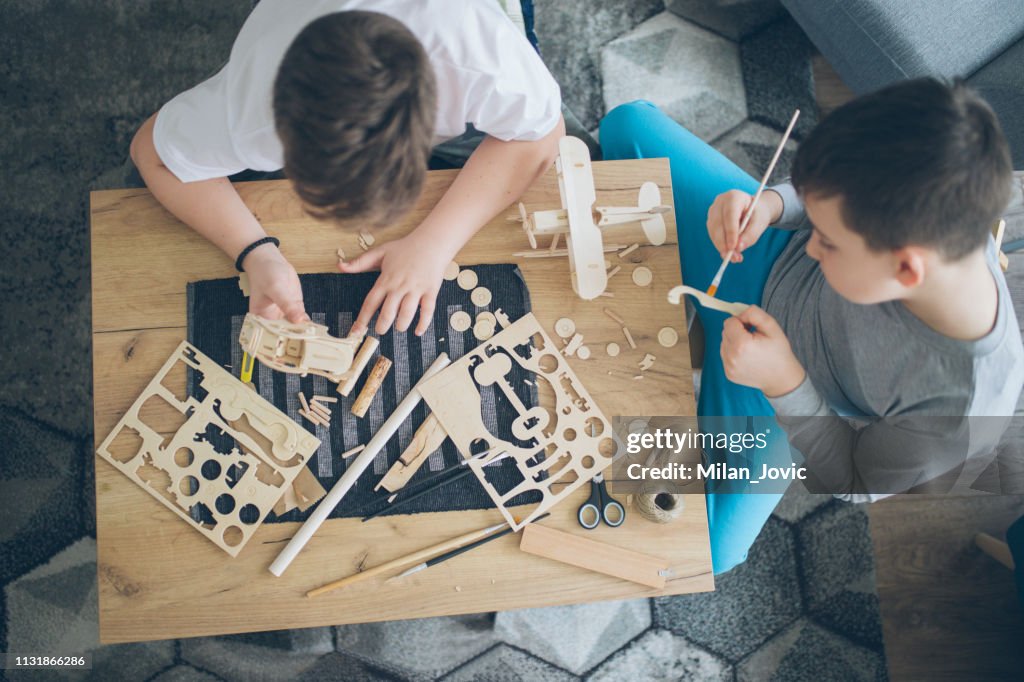 Brothers maken van houten model vliegtuig voor school project