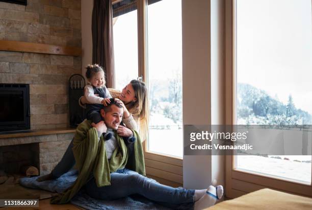 relajarse junto a la ventana - winter family home fotografías e imágenes de stock