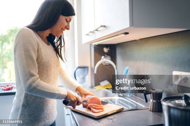 viande de découpage de femme - coupant photos et images de collection