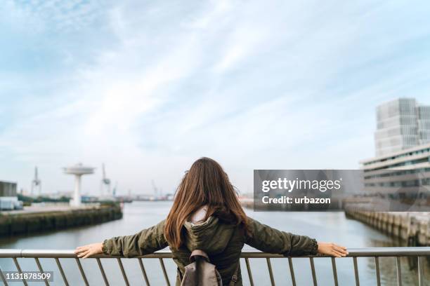 tourist bewundert die aussicht in hafen city - hamburg harbour stock-fotos und bilder