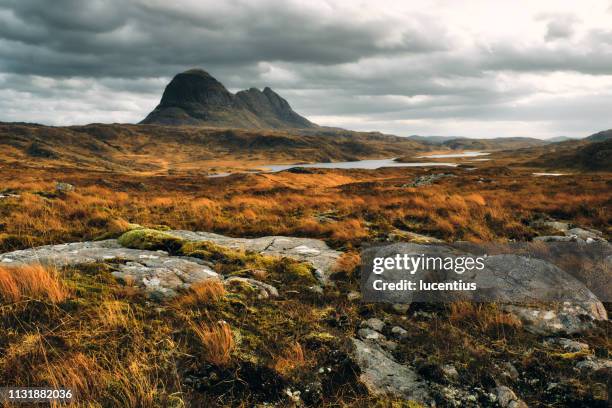 スコットランド、suilven 山 - 起伏の多い地形 ストックフォトと画像