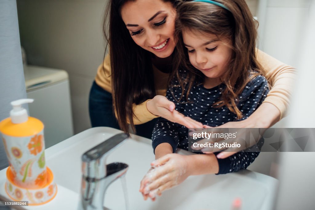 Madre e hija lavarse las manos