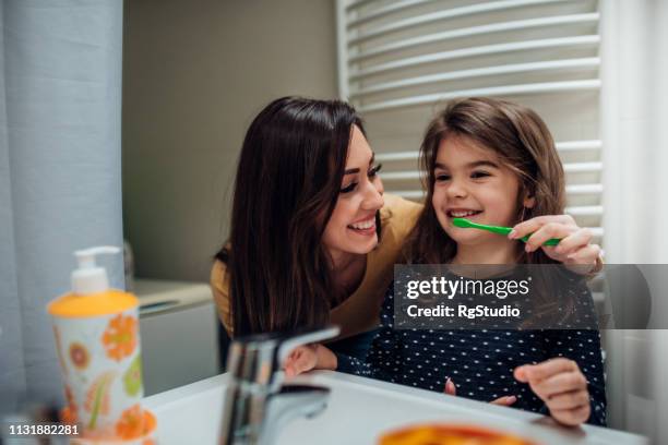 madre e figlia si lavano i denti - dentista bambini foto e immagini stock