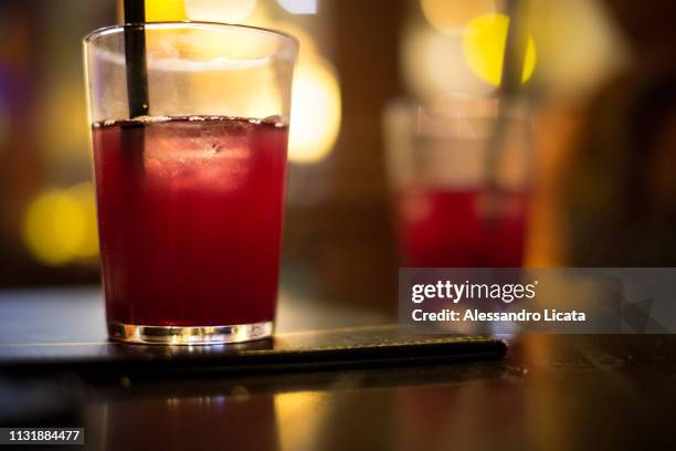 red cocktail - freschezza fotografías e imágenes de stock