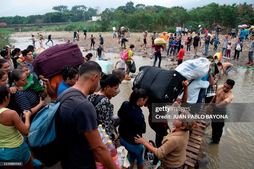 TOPSHOT-COLOMBIA-VENEZUELA-CRISIS-BORDER