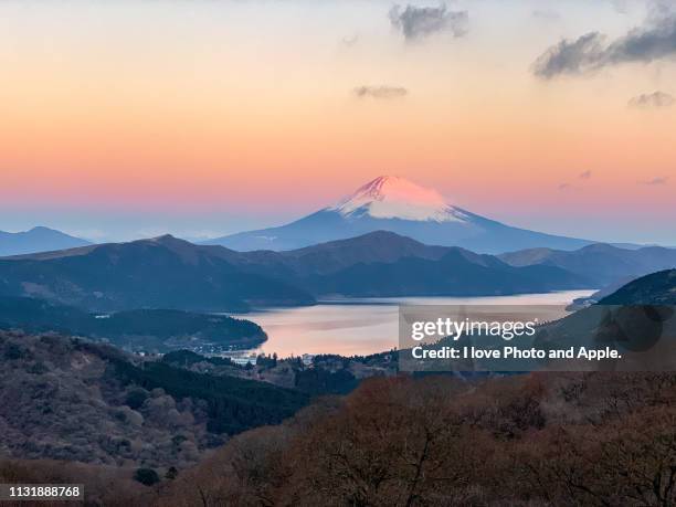 fuji and lake ashinoko - 峰 stock-fotos und bilder