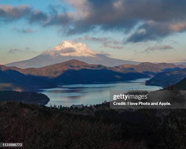 fuji and lake ashinoko - 里山 fotografías e imágenes de stock