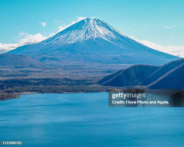 fuji and lake motosu - 峰 stock pictures, royalty-free photos & images