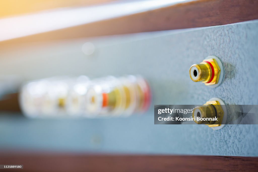 Conector RCA hembra de oro en amplificador de audio