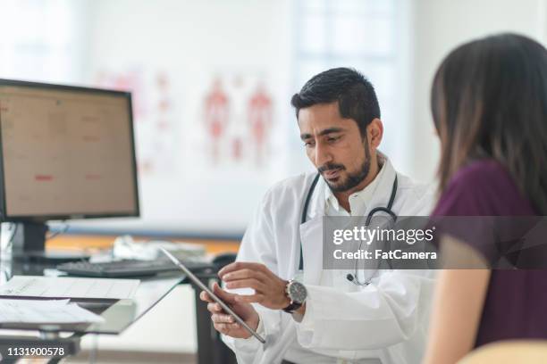 médico varón usando una tableta - freedom male fotografías e imágenes de stock