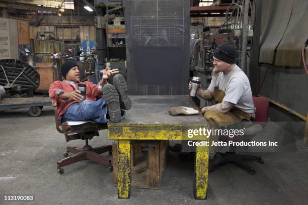 workers taking break in factory - food and drink industry stockfoto's en -beelden