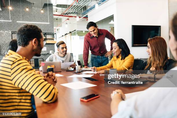 start up meeting in de co-working office - mexican ethnicity stockfoto's en -beelden