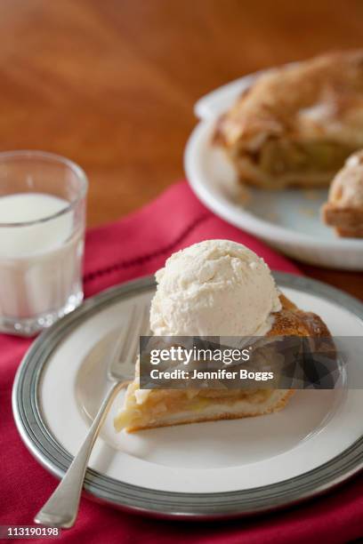 apple pie al a mode with glass of milk - apfelkuchen stock-fotos und bilder