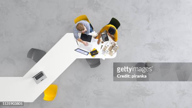 architetti al lavoro - overhead view foto e immagini stock