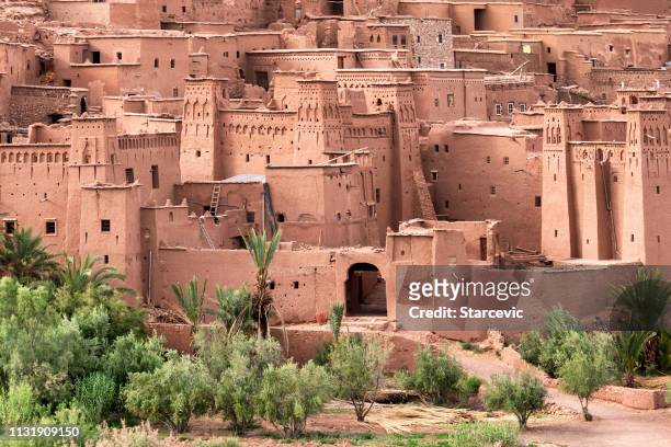 beroemde ait benhaddou kasbah in marokko - marrakesh stockfoto's en -beelden