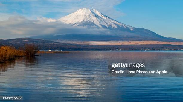 winter fuji scenery - yamanaka lake stockfoto's en -beelden