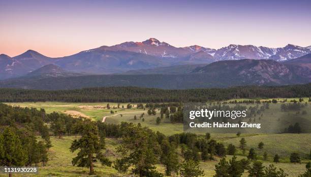 夕暮れ時の long ピーク - rocky mountain national park ストックフォ��トと画像