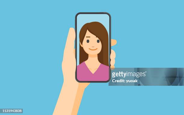 ilustraciones, imágenes clip art, dibujos animados e iconos de stock de selfie - manos mujer