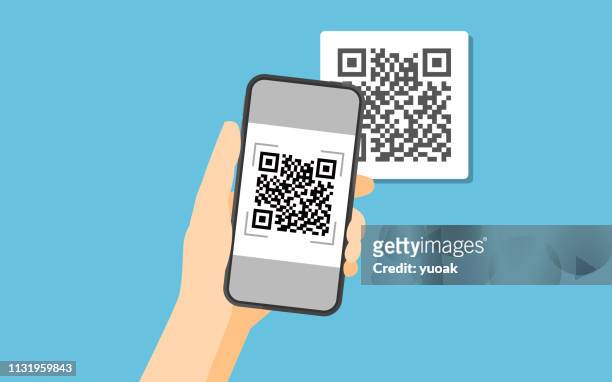 hand hält smartphone, um qr-code auf papier für details zu scannen - qr code stock-grafiken, -clipart, -cartoons und -symbole