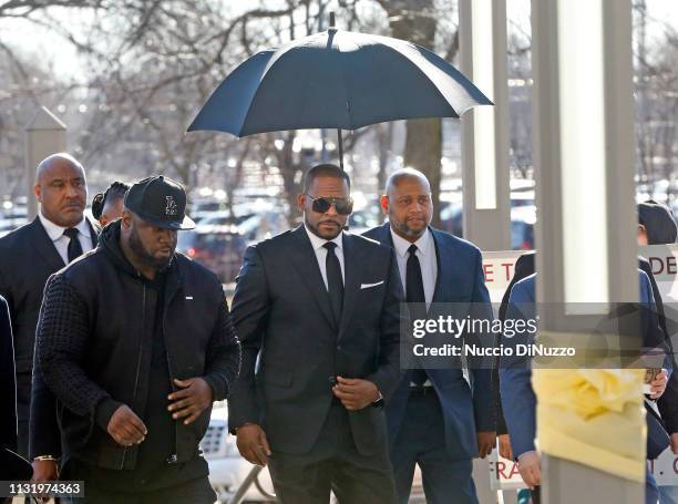 Kenneth Kelly Singe R 31 Singer R Kelly Back In Court Stock Photos, High-Res Pictures, and ...