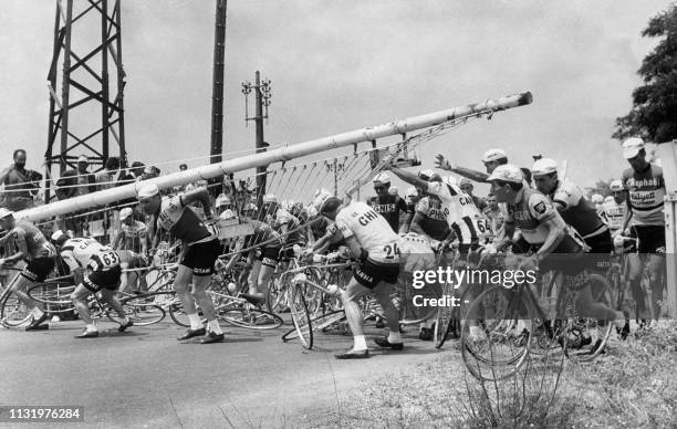 Le peloton du tour de France franchit avec difficulté un passage à niveau lors de la 15ème étape entre Carcassonne et Montpellier, le 08 juillet 1962.