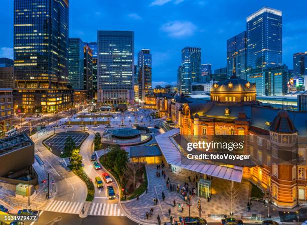 tokio bahnhof beschäftigt marunouchi eingang wolkenkratzer in der dämmerung japan beleuchtet - marunouchi stock-fotos und bilder