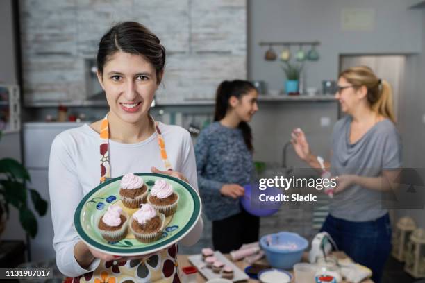 lección de cocina con mamá - cupcakes girls fotografías e imágenes de stock