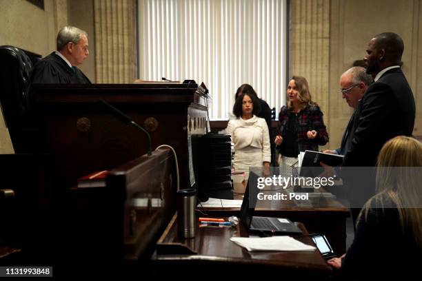 Kenneth Kelly Singe R 31 Singer R Kelly Back In Court Stock Photos, High-Res Pictures, and ...