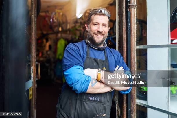 mein laden ist zu einem der besten in der stadt geworden - handwerker stock-fotos und bilder