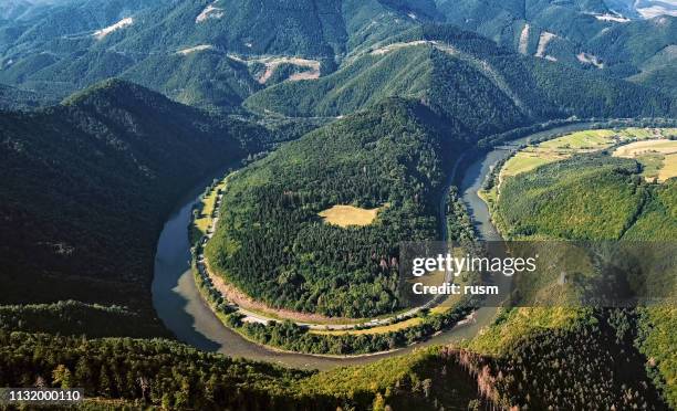 panorama aereo del meandro domasinsky sul fiume vag, slovacchia - zilina foto e immagini stock