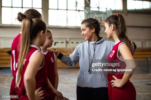 schöne basketball-trainer mit ihrem team - vereinscoaching stock-fotos und bilder