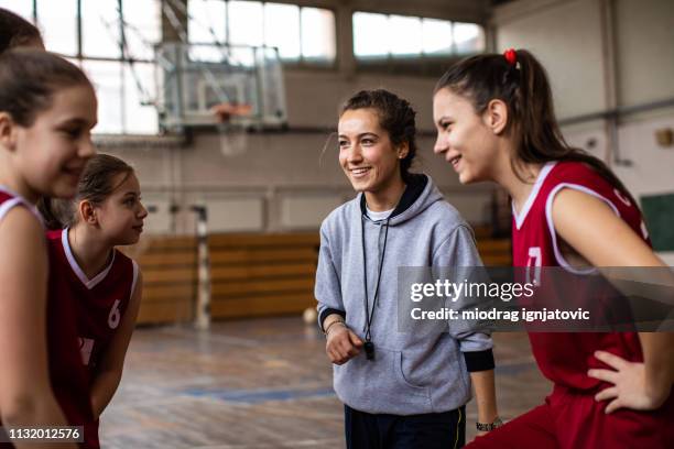 female coach and girls' basketball team - female basketball team stock pictures, royalty-free photos & images