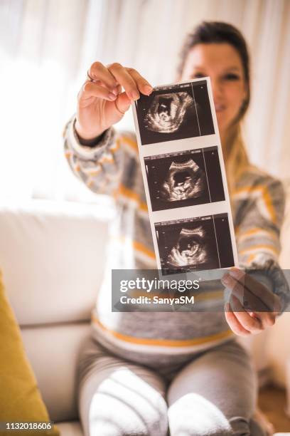 私の小さなピーナッツを見て - prenatal care ストックフォトと画像
