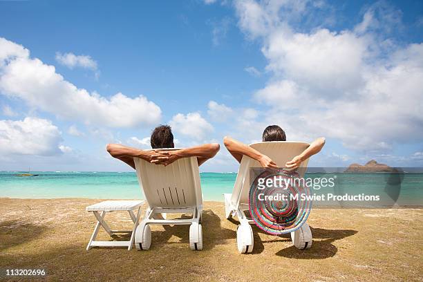 couple relaxing - chaise de dos photos et images de collection