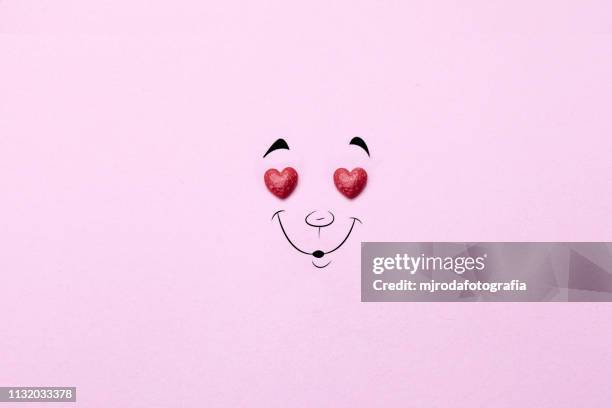 drawing of a happy face - niñez stockfoto's en -beelden