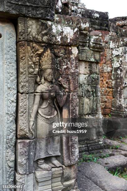 delicate relief of banteay kdei, siem reap, cambodia - 石材 stock-fotos und bilder