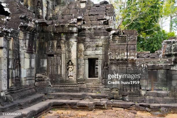 delicate relief of banteay kdei, siem reap, cambodia - 遺跡 stock-fotos und bilder