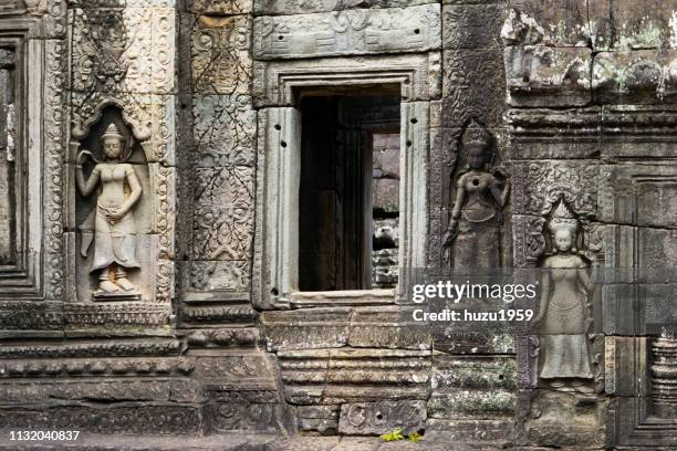 delicate relief of banteay kdei, siem reap, cambodia - 宗教 fotografías e imágenes de stock