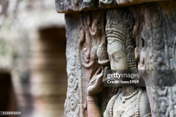 delicate relief of banteay kdei, siem reap, cambodia - 宗教 fotografías e imágenes de stock