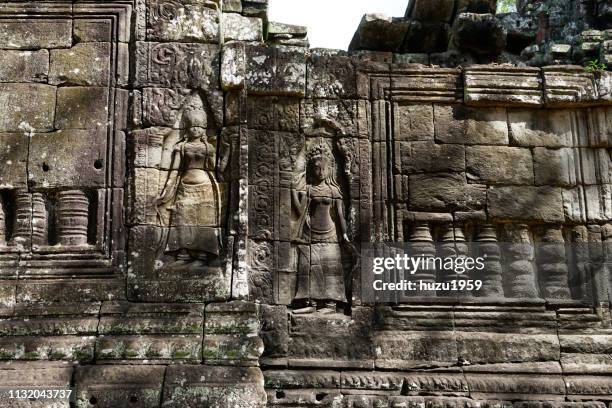 delicate relief of banteay kdei, siem reap, cambodia - 宗教 fotografías e imágenes de stock