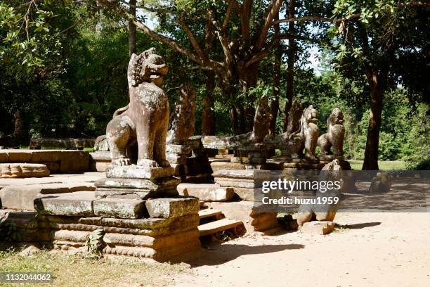 gate statues of banteay kdei, siem reap, cambodia - 宗教 fotografías e imágenes de stock