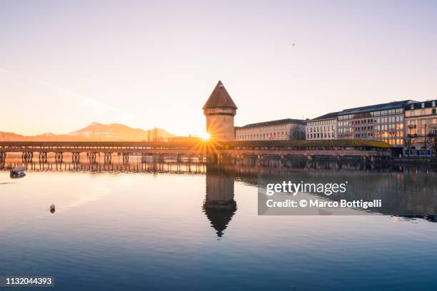 chapel bridge at sunrise, lucerne, switzerland - lake lucerne stock pictures, royalty-free photos & images