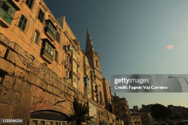 city of malta valetta - capitais internacionais stock-fotos und bilder